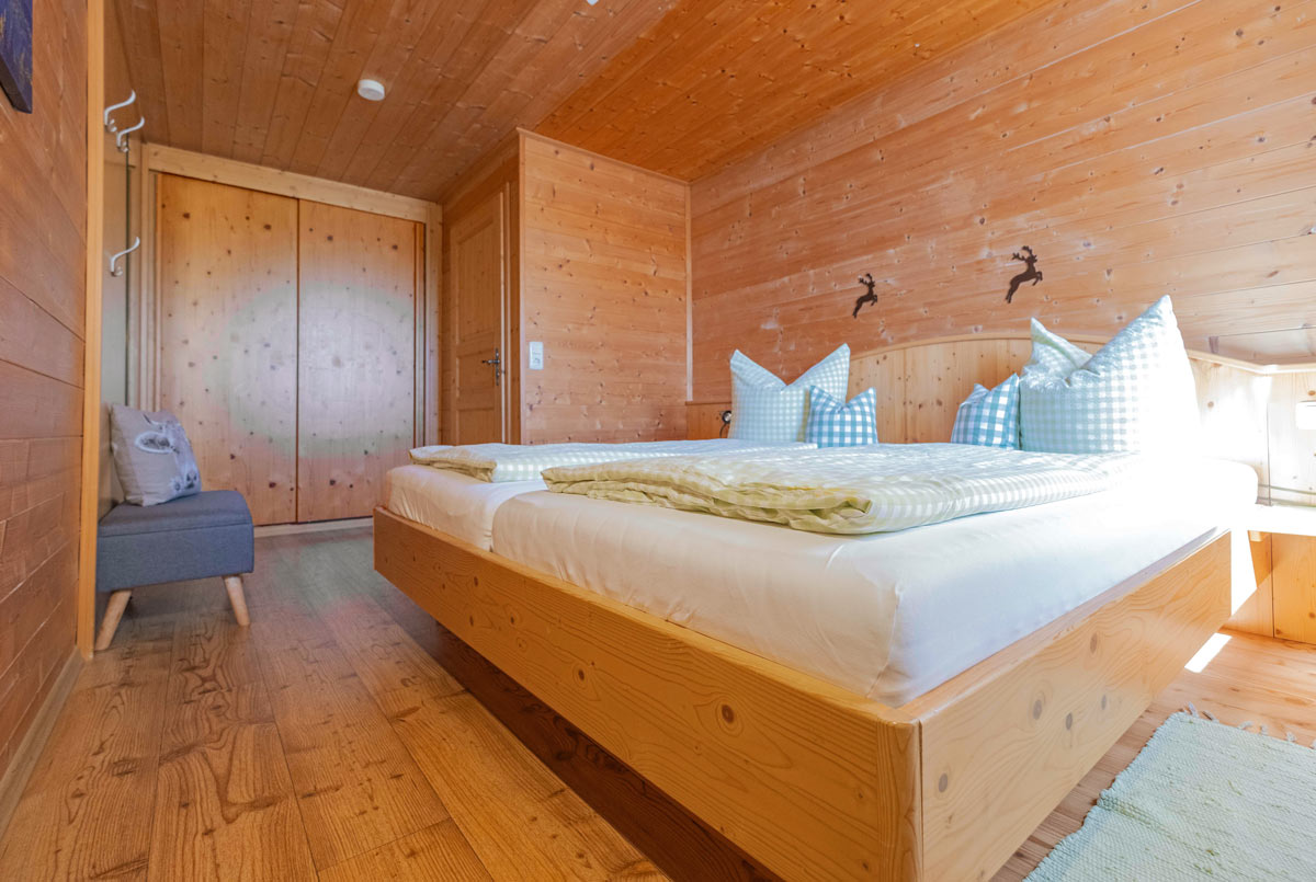 Schönes Schlafzimmer mit Doppelbett