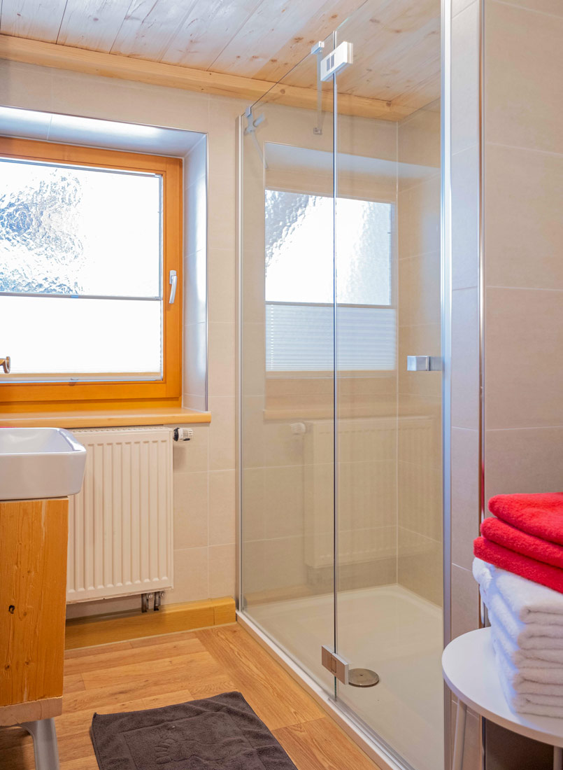 Helles modernes Badezimmer mit Tageslicht