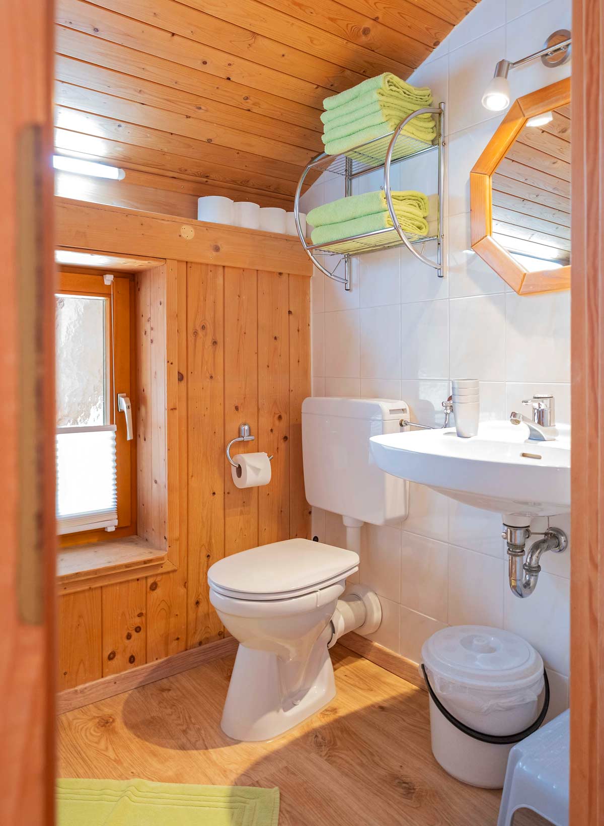 Badezimmer mit WC und Fenster